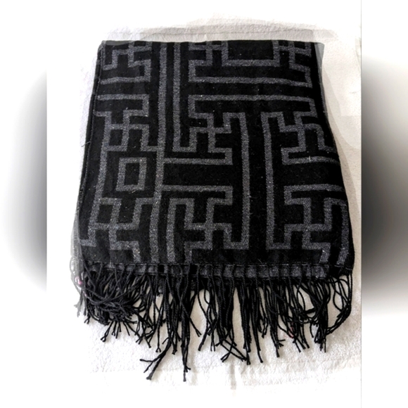Reversible Poncho Shawl Cardigan Blanket Scarf Geometric Black Grey NWOT - Picture 6 of 7